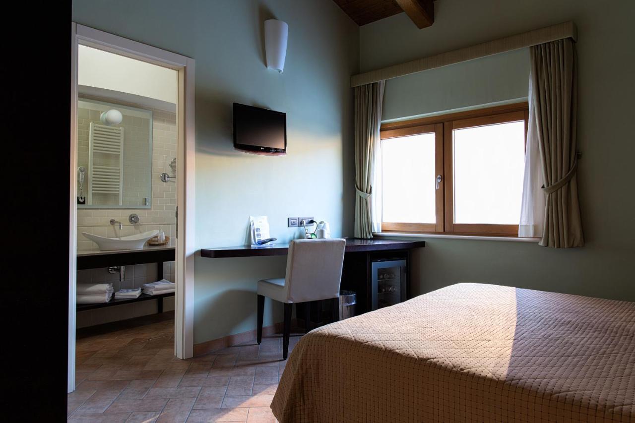 Magione Papale Relais Hotell LʼAquila Exteriör bild