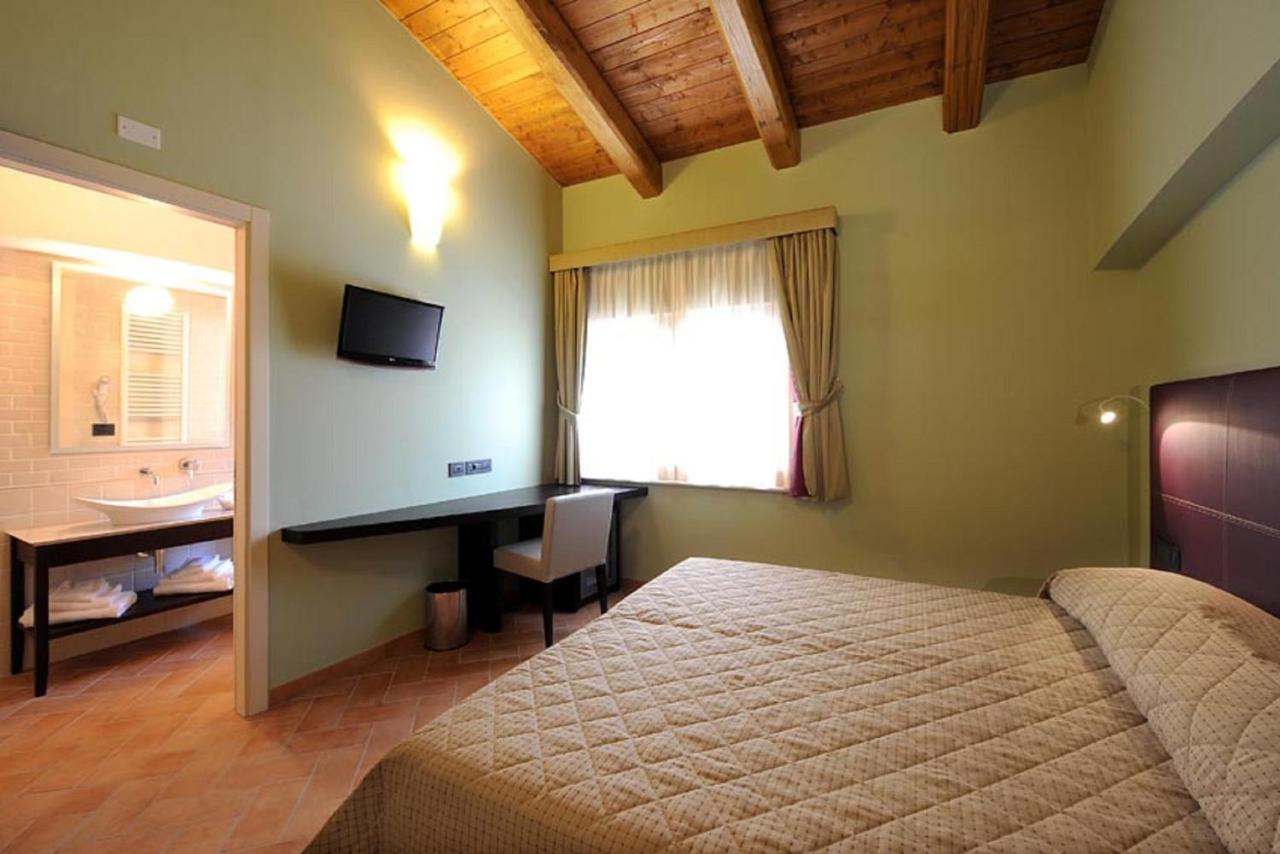 Magione Papale Relais Hotell LʼAquila Rum bild