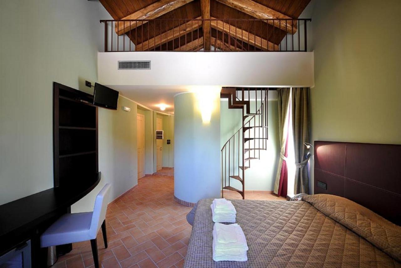 Magione Papale Relais Hotell LʼAquila Rum bild